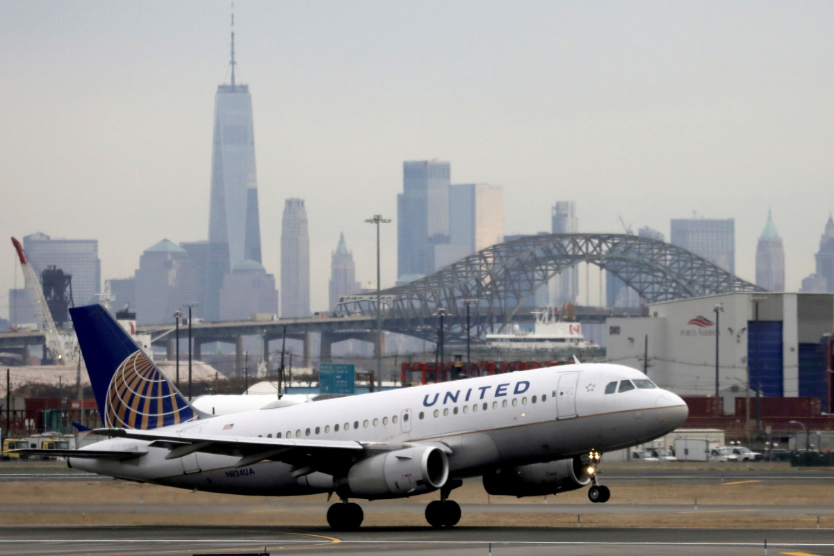 FILE PHOTO: A United Airlines passenger jet takes off with New York City as a backdrop, at Newark Liberty International Airport, New Jersey, U.S. December 6, 2019. REUTERS/Chris Helgren/File Photo/File Photo

