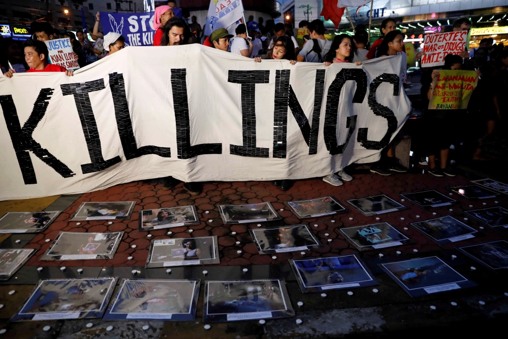 Activists take part in a rally after 91 people were shot dead this week in an escalation of President Rodrigo Duterte's ruthless war on drugs in Quezon city, Metro Manila, Philippines August 18, 2017. REUTERS/Dondi Tawatao/File Photo