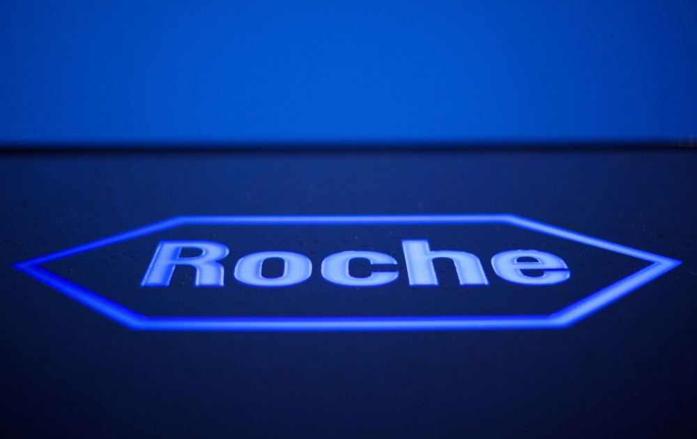 A logo of Swiss pharmaceutical company Roche in Rotkreuz, Switzerland, April 12, 2012.REUTERS/Michael Buholzer/File Photo