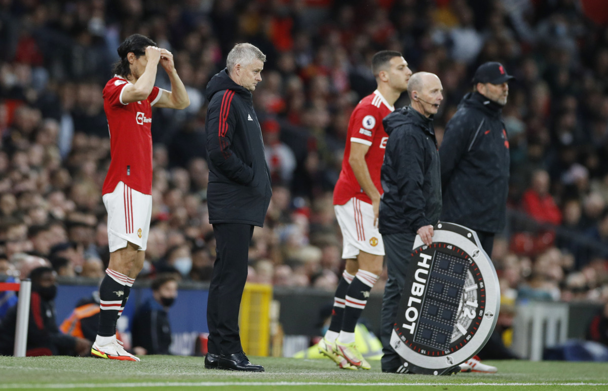 Manchester United's Edinson Cavani and Diogo Dalot get ready to come on as substitutes as manager Ole Gunnar Solskjaer looks on REUTERS/Phil Noble 