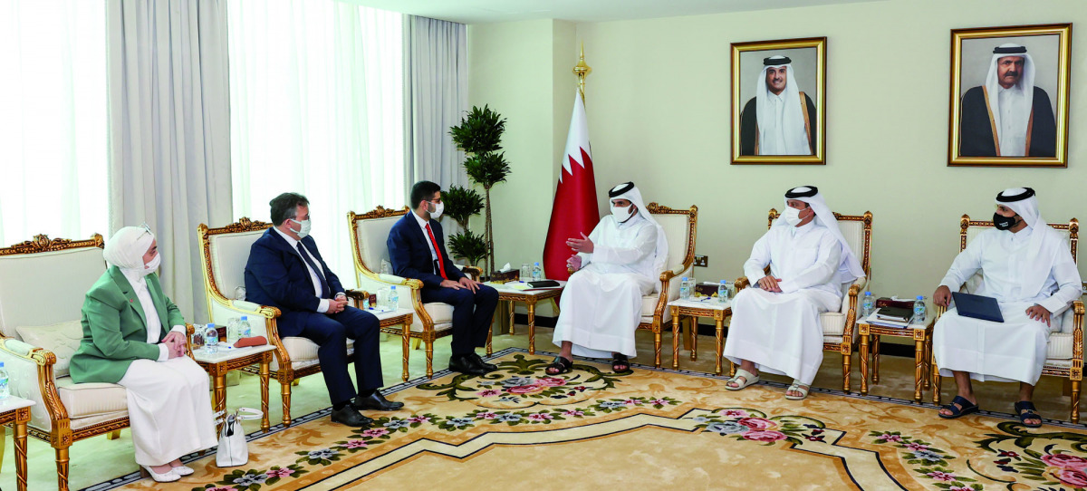 Minister of Commerce and Industry H E Sheikh Mohammed bin Hamad bin Qassim Al Abdullah Al Thani during a meeting with President of the Investment Office of the Presidency of the Republic of Turkey, H E Ahmet Burak Daglioglu, and the accompanying delegatio