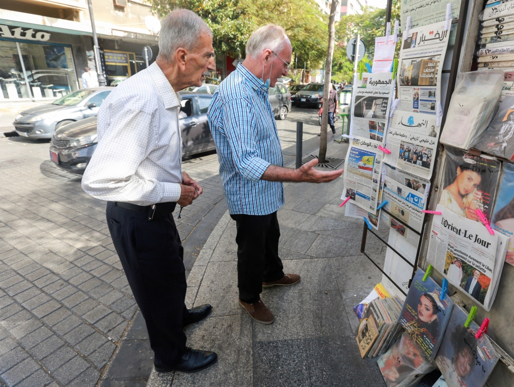 People read newspaper headlines announcing Saudi's decision at a kiosk in Beirut, Lebanon, October 30, 2021. (REUTERS/Aziz Taher)