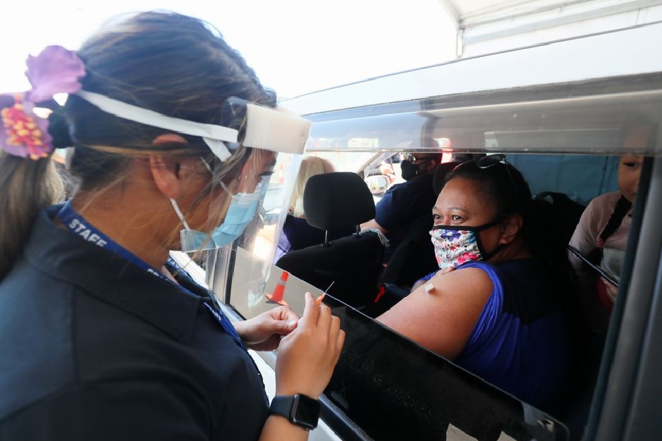 A member of the public receives a Pfizer vaccine at a drive-through coronavirus disease (COVID-19) vaccination clinic in Otara during a single-day vaccination drive, aimed at significantly increasing the percentage of vaccinated people in the country, in Auckland, New Zealand, October 16, 2021. REUTERS/Simon Watts
