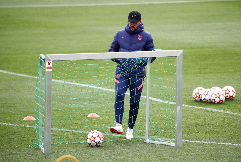 Atletico Madrid coach Diego Simeone during training REUTERS/Sergio Perez