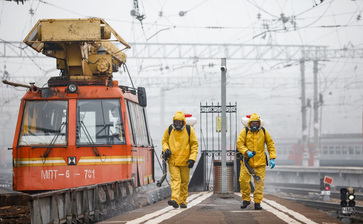 Specialists wearing personal protective equipment (PPE) spray disinfectant while sanitizing the Kazansky railway station amid the outbreak of the coronavirus disease (COVID-19) in Moscow, Russia November 2, 2021. REUTERS/Maxim Shemetov

