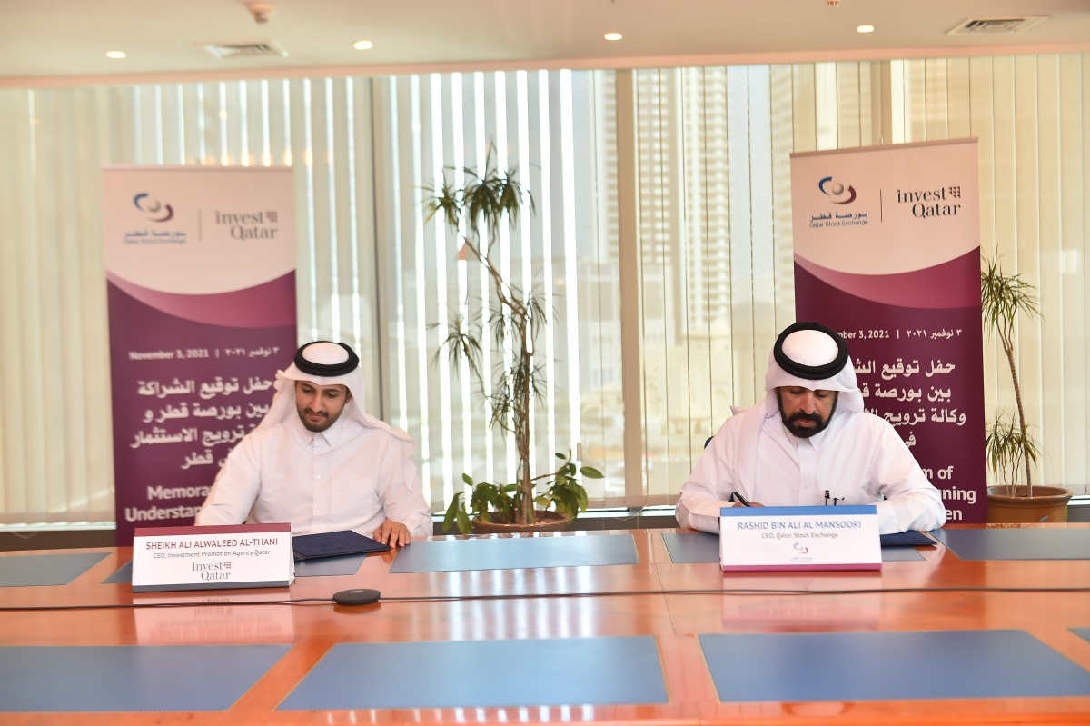 Sheikh Ali Alwaleed Al Thani, CEO, IPA Qatar, and Rashid bin Ali Al Mansoori, CEO of QSE, signing the MoU during a ceremony held at Qatar Stock Exchange headquarters.