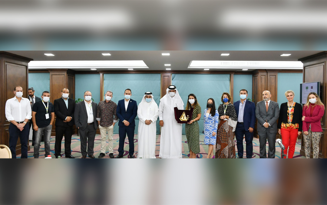 Qatar Chamber (QC) First Vice-Chairman Mohamed bin Ahmed bin Towar Al Kuwari (eighth right), QC Board Member Mohamed bin Ahmed Al Obaidly (seventh left), with delegates of the Brazilian trade mission led by the Arab Brazilian Chamber of Commerce’s Business Director Daniella Ribeiro Leite (seventh right) at the Chamber’s headquarters, yesterday. 