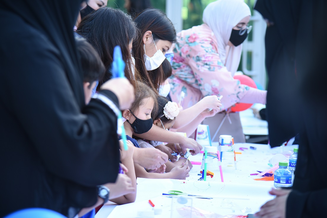 Families participate in the QCRI's 'Mother-Child Tech Fun' activities.