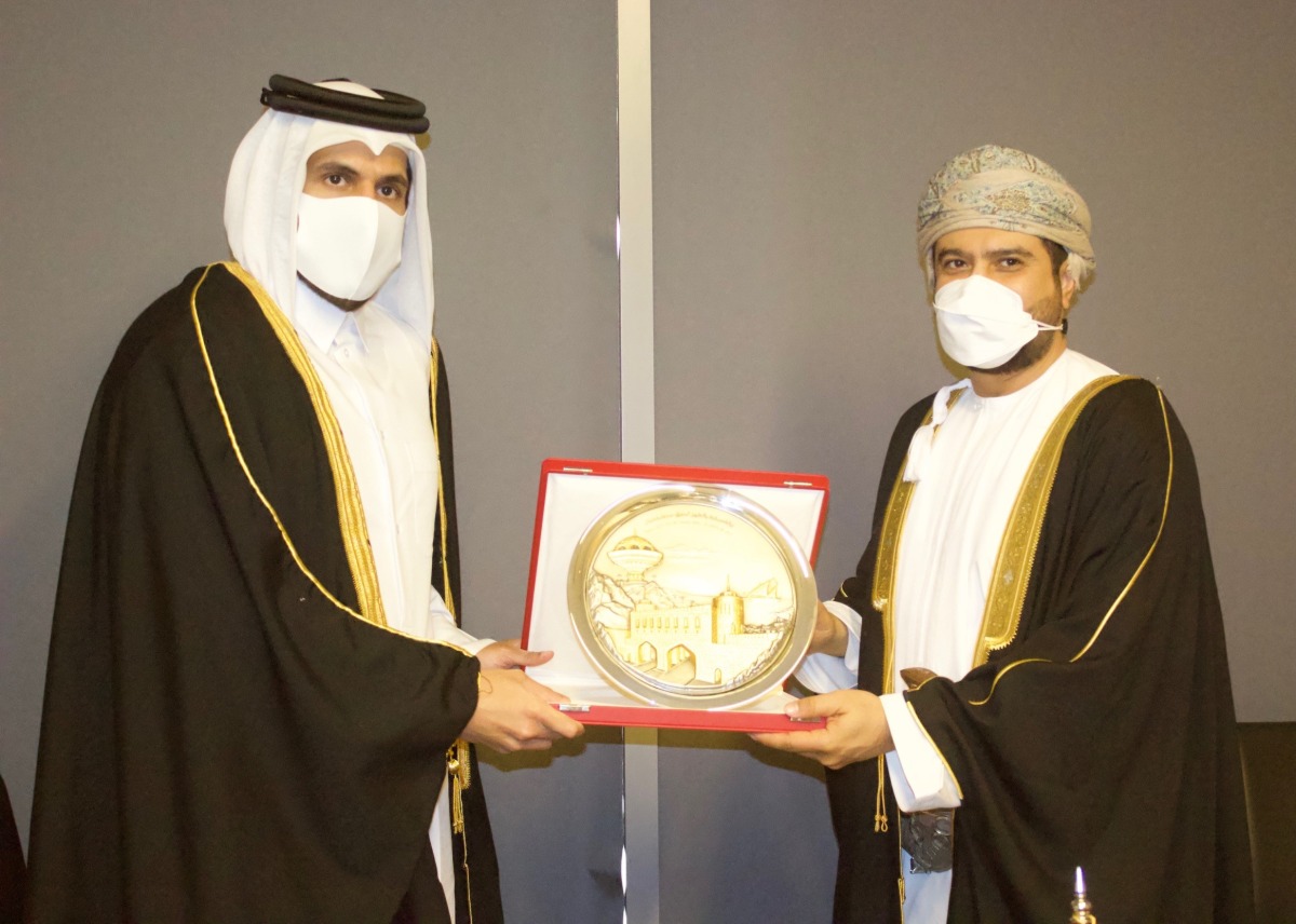 Minister of Commerce and Industry H E Sheikh Mohammed bin Hamad bin Qassim Al Abdullah Al Thani (left) with the Omani Minister of Commerce, Industry, and Investment Promotion H E Qais bin Mohammed Al Yousef, during a meeting on the sidelines of a forum in Muscat, Oman, yesterday. 