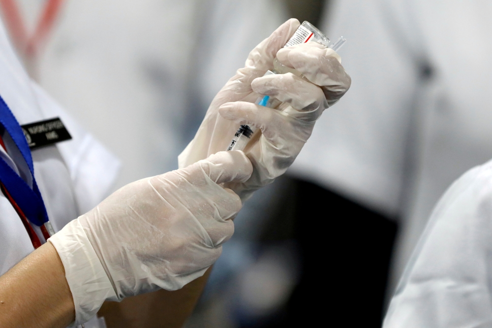 File photo: A healthcare worker fills a syringe with a dose of Bharat Biotech's COVID-19 vaccine called COVAXIN, during the coronavirus disease (COVID-19) vaccination campaign, January 16, 2021. Reuters/Adnan Abidi/File Photo