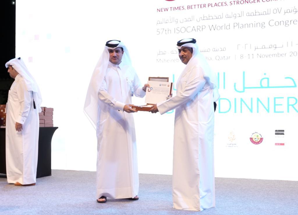 An official from Barwa Real Estate Group receives a memento to honour the Company for its Platinum Sponsorship of the recently concluded 57th ISOCARP's Congress in Doha. 