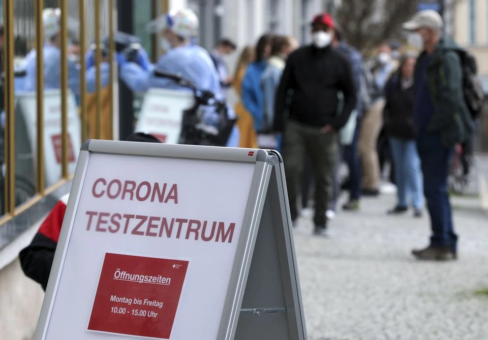 People queue outside a COVID-19 rapid test centre to get a day pass to visit shops and cultural institutions, as the spread of the coronavirus disease (COVID-19) continues in Weimar, Germany, March 29, 2021. REUTERS/Karina Hessland