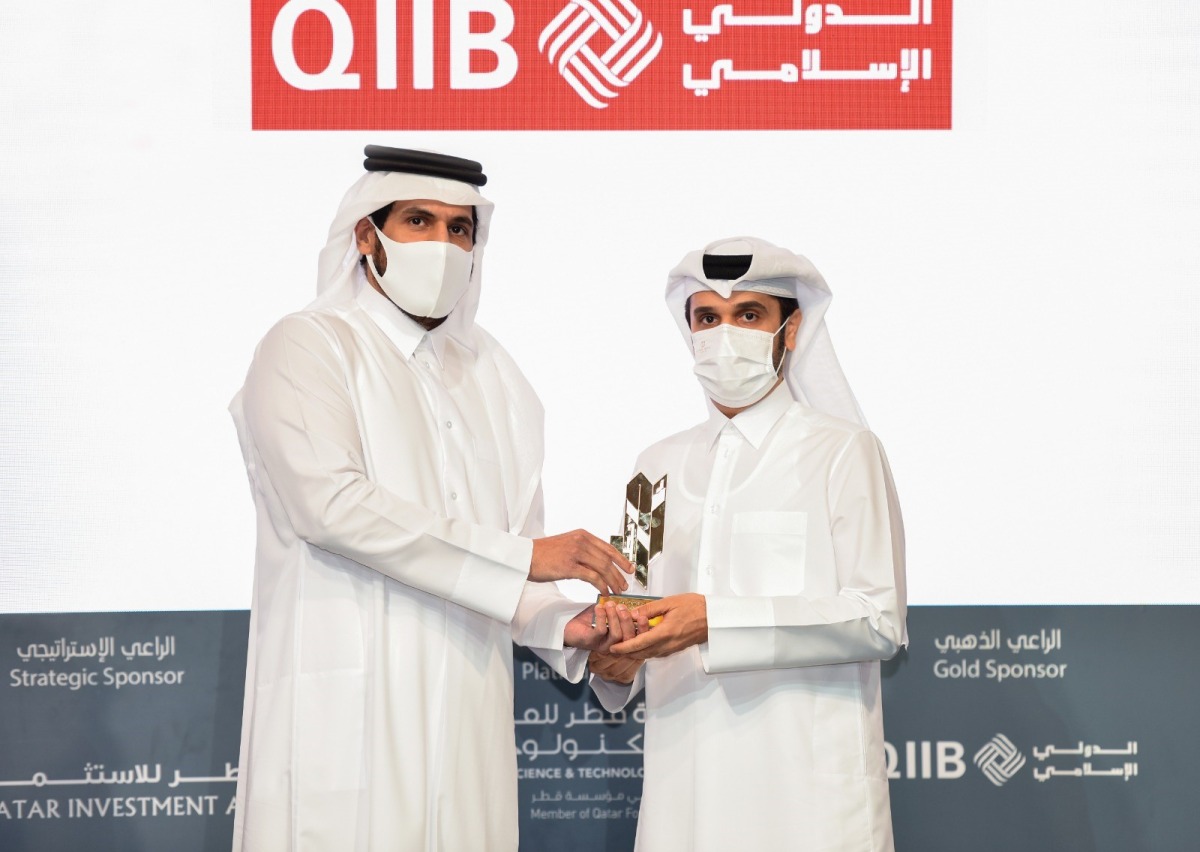 Minister of Commerce and Industry H E Sheikh Mohammed bin Hamad bin Qassim Al Abdullah Al Thani presents the commemorative shield to QIIB’s Head of Development and Alternative Channels Department Omar Abdelaziz Al Meer, during the ceremony, in Doha, recently.  