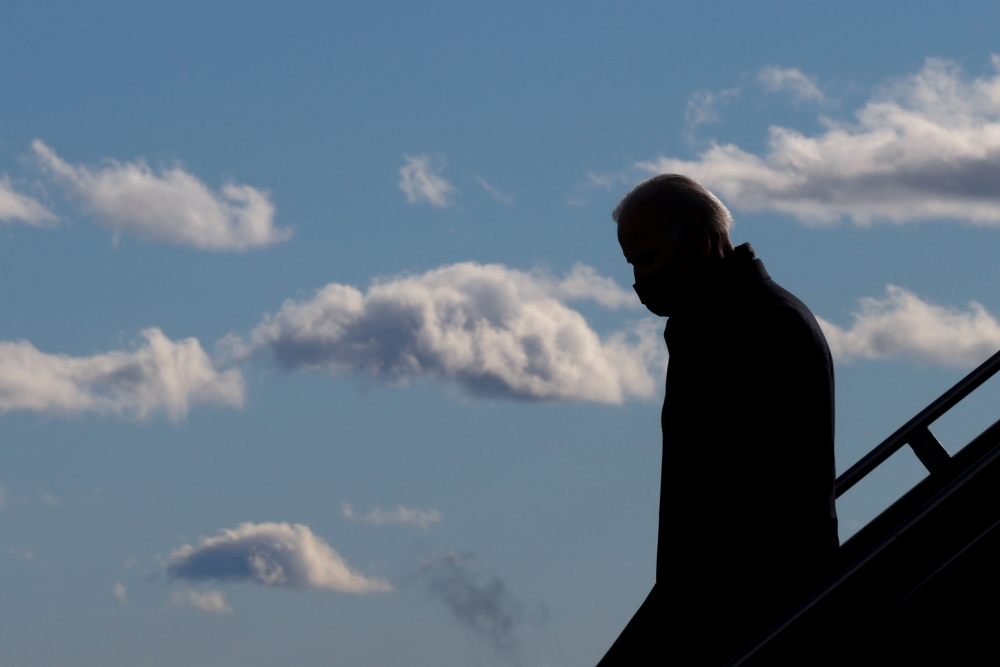 US President Joe Biden arrives aboard Air Force One at Manchester-Boston Regional Airport in Manchester, New Hampshire, U.S. November 16, 2021. Reuters/Jonathan Ernst
 