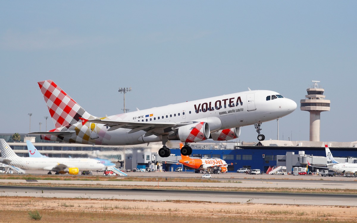 FILE PHOTO: A Volotea Airlines Airbus A319-100 airplane takes off at the airport in Palma de Mallorca, Spain, July 28, 2018. REUTERS/Paul Hanna/File Photo
