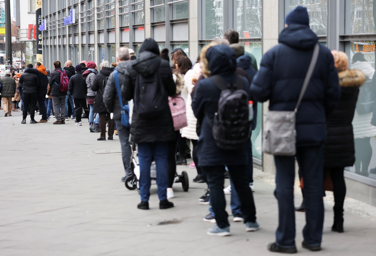 People queue up outside a vaccination centre in a shopping mall, amid the COVID-19 pandemic, in Berlin, Germany, November 20, 2021. REUTERS/Christian Mang

