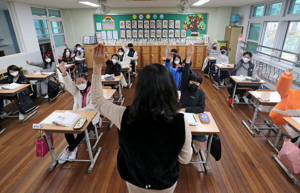 Children attend a class at an elementary school in Daejeon, South Korea, November 22, 2021. Yonhap via REUTERS

