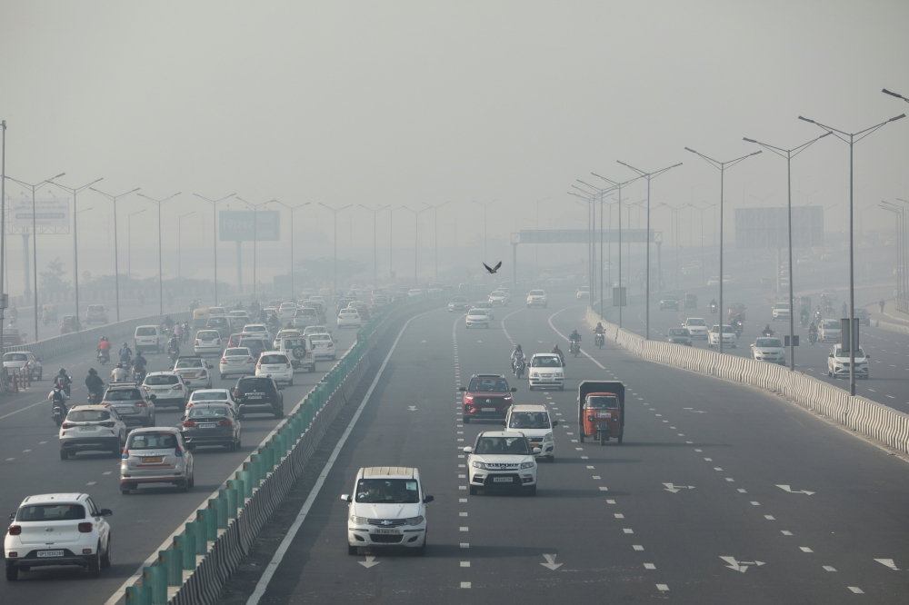 Vehicles are seen shrouded in smog on a highway in New Delhi, India, November 18, 2021. REUTERS/Anushree Fadnavis/File Photo