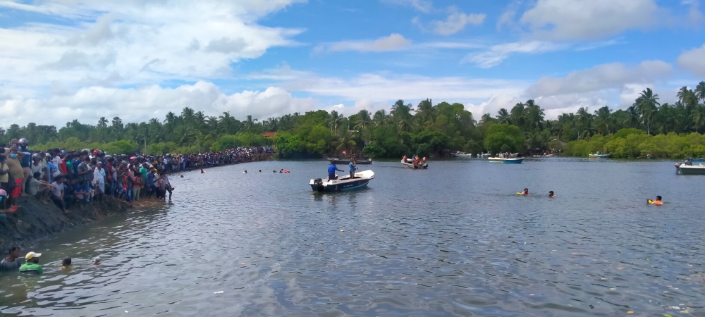 Sri Lankan navy carries a rescue operation near the site of the capsized ferry in Kinniya, east of capital Colombo, Sri Lanka November 23, 2021. REUTERS/Stringer