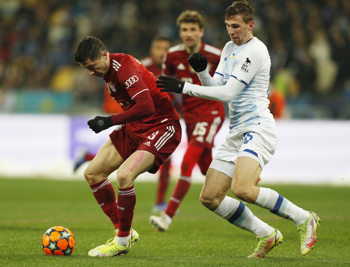 Bayern Munich's Robert Lewandowski in action with Dynamo Kyiv's Illia Zabarnyi REUTERS/Valentyn Ogirenko