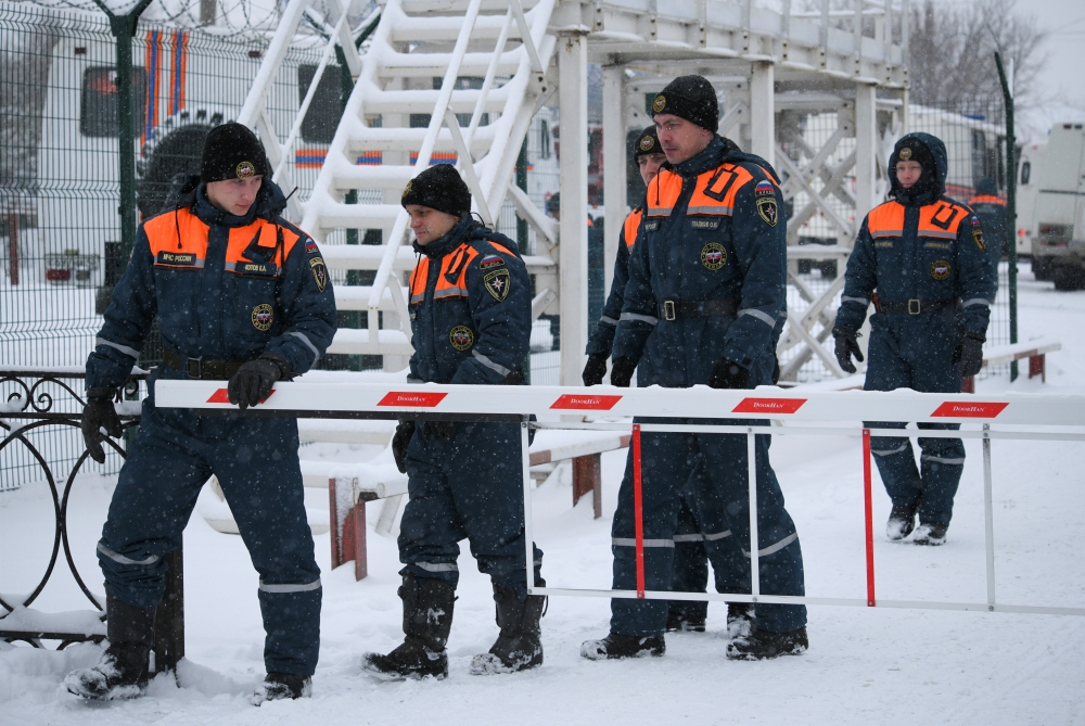 Specialists of the Russian Emergencies Ministry take part in a rescue operation following a fire in the Listvyazhnaya coal mine in the Kemerovo region, Russia, November 25, 2021. REUTERS.