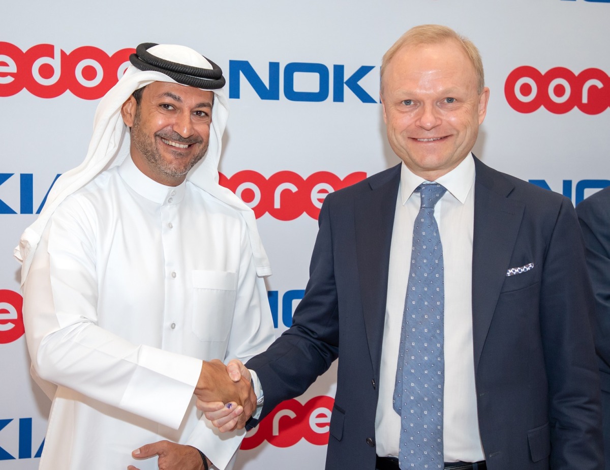 Aziz Aluthman Fakhroo, Managing Director, Ooredoo Group; and Pekka Lundmark, President and Chief Executive Officer at Nokia, at the agreement signing event.