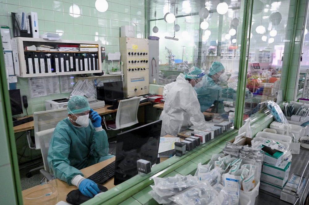 Health workers are seen at the University Hospital, as the Slovak government mandated further restrictions to curb the spread of the coronavirus disease (COVID-19), in Trencin, Slovakia, November 25, 2021. REUTERS/Radovan Stoklasa/File Photo