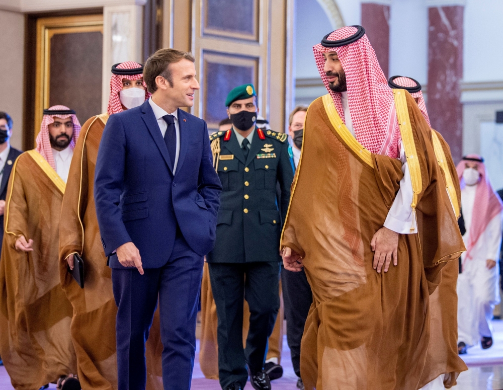 Saudi Crown Prince, Mohammed bin Salman receives French President Emmanuel Macron in Jeddah, Saudi Arabia, December 4, 2021. Bandar Algaloud/Courtesy of Saudi Royal Court/Handout via REUTERS.