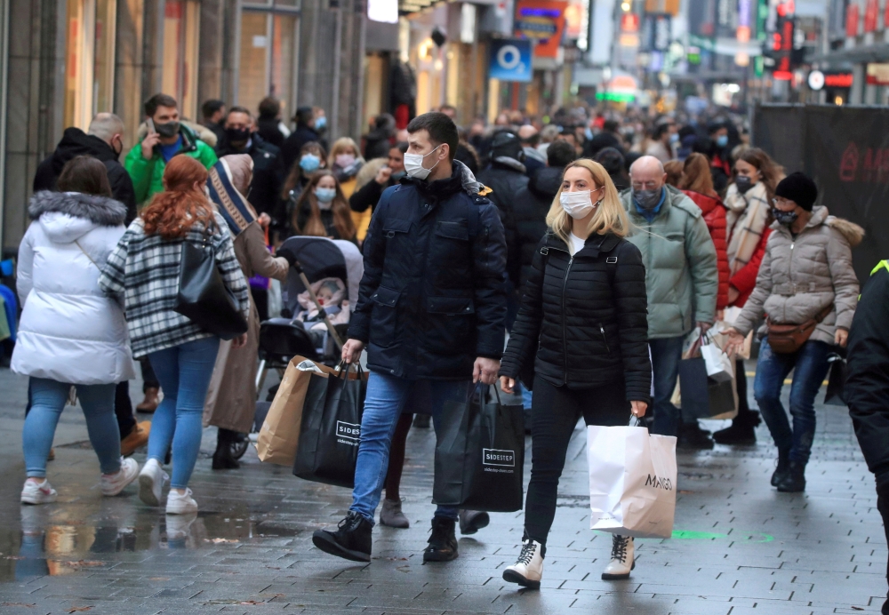 Shoppers in Cologne's main shopping street Hohe Strasse (High Street) in Cologne, Germany, 12, December, 2020. REUTERS/Wolfgang Rattay/File Photo