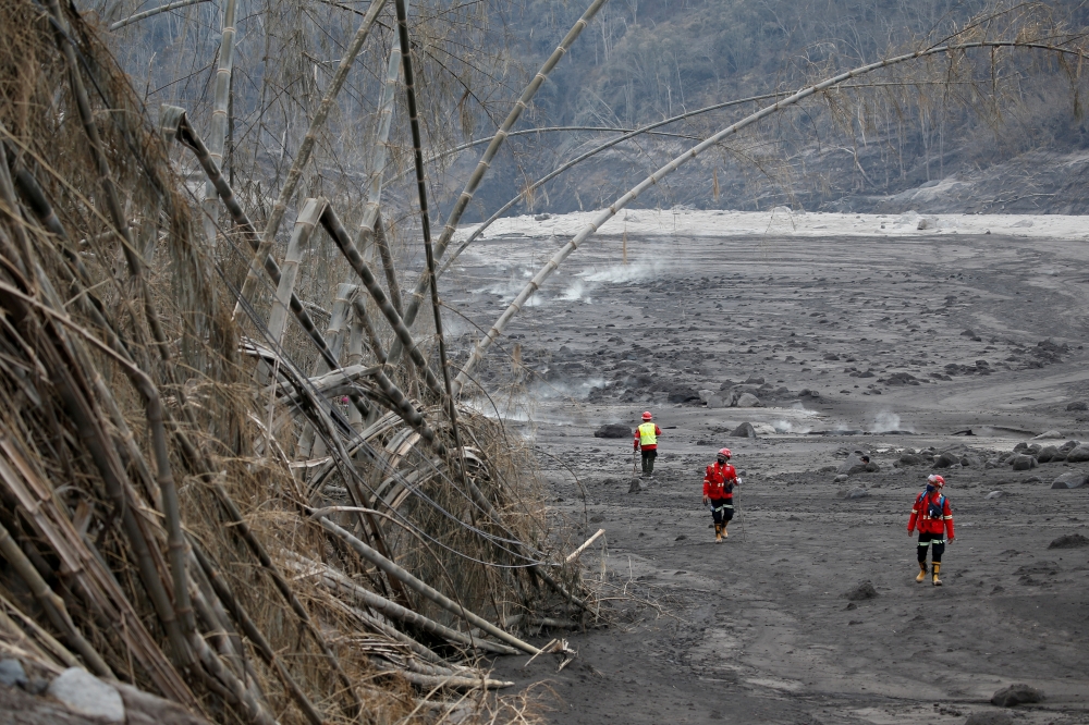 Rescue workers search an area in the aftermath of the eruption of Mount Semeru volcano, in Curah Kobokan, Indonesia December 7, 2021. REUTERS/Willy Kurniawan