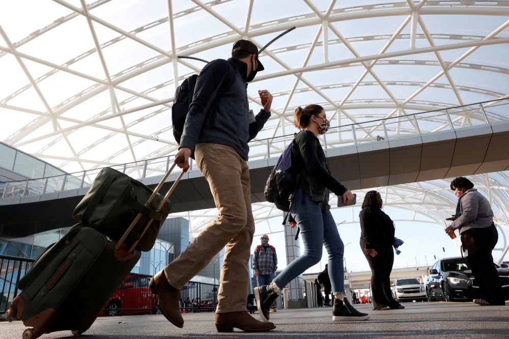 Passengers depart Hartsfield-Jackson Atlanta International Airport in Atlanta, Georgia, U.S., November 23, 2020. REUTERS/Chris Aluka Berry/File Photo