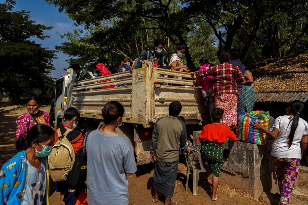 Refugees as they are voluntarily returning across the border to Myanmar, at a pier in Mae Sot district, Tak province, Thailand, December 19, 2021. Reuters/Athit Perawongmetha