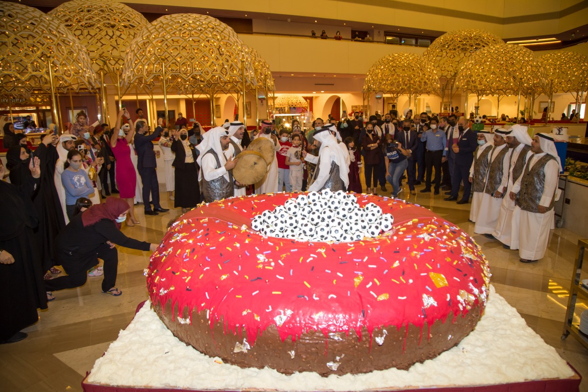 The 2,022kg giant cake.
