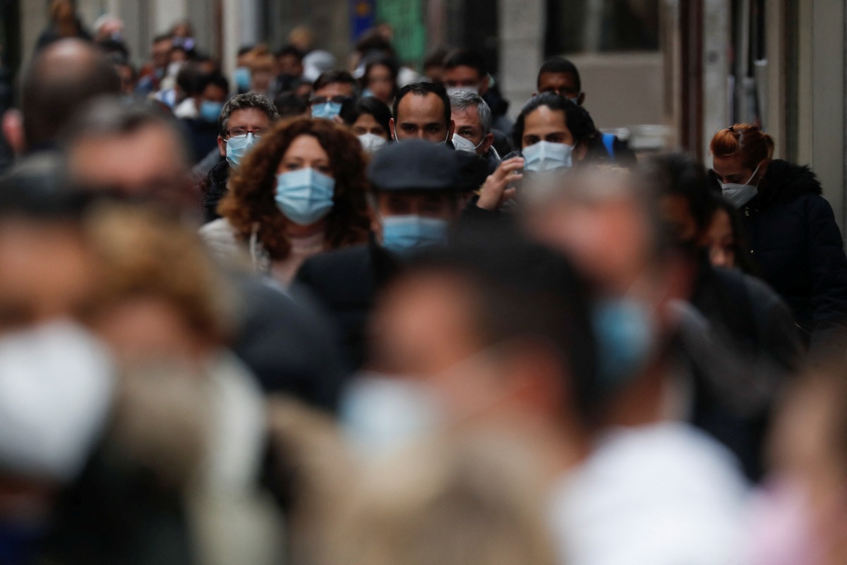 People wearing face masks queue to buy Christmas lottery tickets, amid the coronavirus disease (COVID-19) pandemic, in Madrid, Spain, December 20, 2021. Picture taken December 20, 2021. REUTERS/Susana Vera
