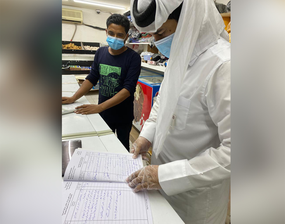 An inspector from Doha Municipality checking a food outlet.