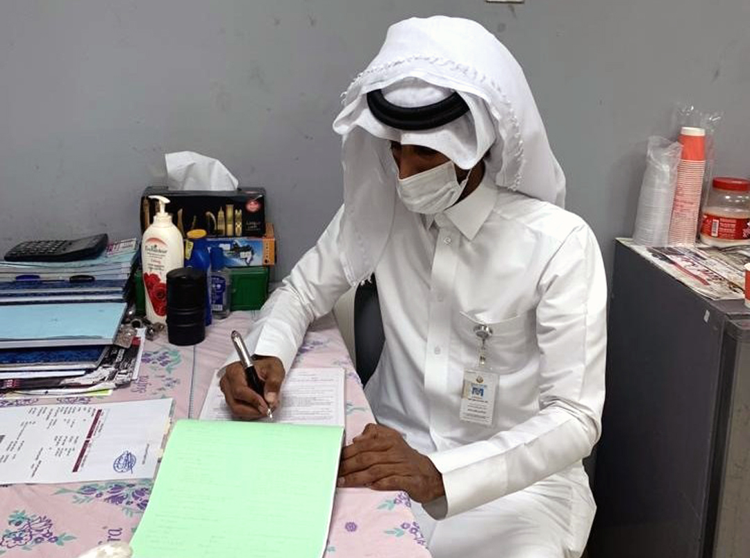 An official issuing a violation report against a retail outlet.