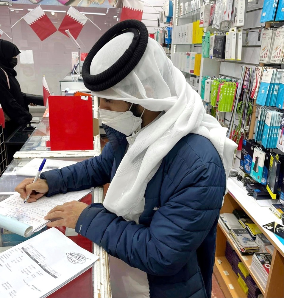 An inspector issuing a ticket to an outlet.