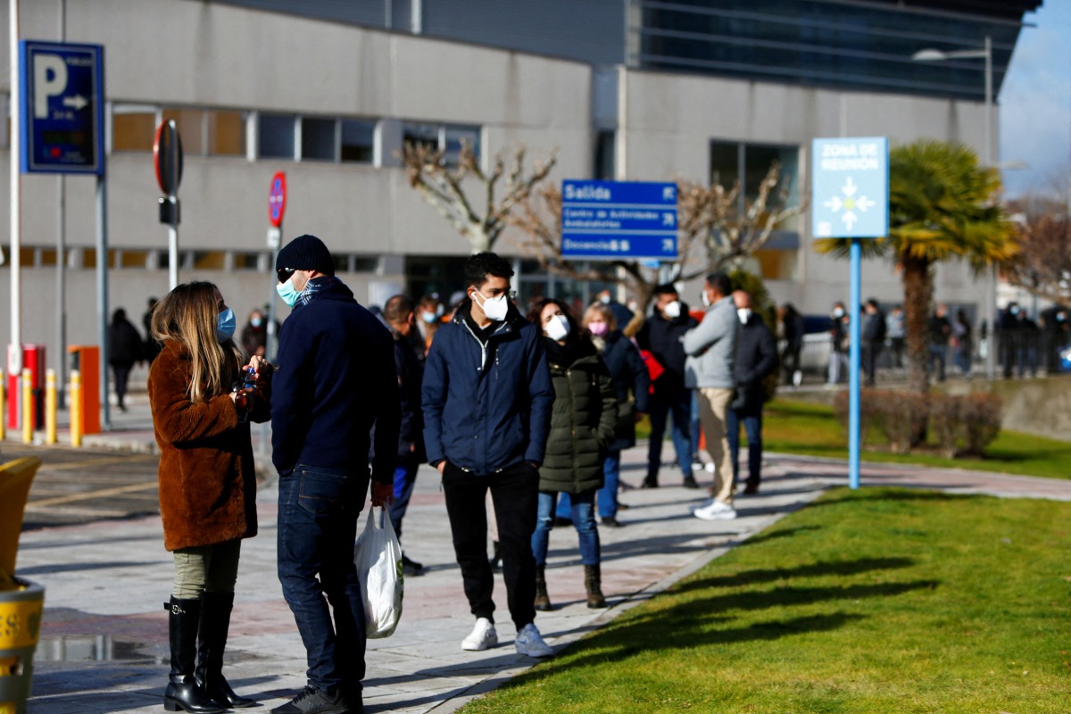 FILE PHOTO: People queue to get tested for the coronavirus disease (COVID-19) after the Christmas holiday break, amid the COVID-19 pandemic, at Doce de Octubre Hospital in MADRID, Spain December 27, 2021. REUTERS/Javier Barbancho/File Photo
