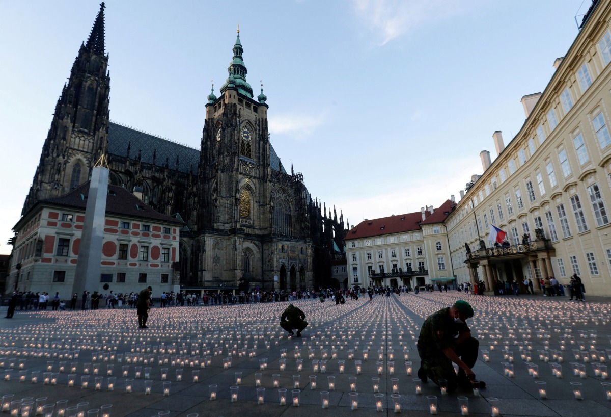 FILE PHOTO: People light candles to commemorate all Czech victims of the coronavirus disease (COVID-19) pandemic at Prague Castle in Prague, Czech Republic, May 10, 2021. REUTERS/David W Cerny/File Photo
