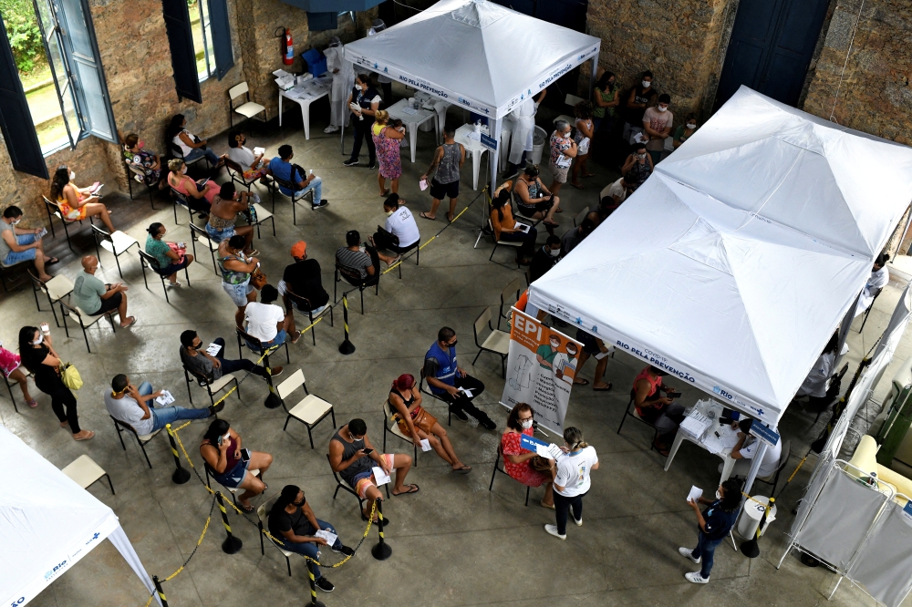 People wait to receive medical attention and to be tested for the coronavirus disease (COVID-19) at Princess Isabel Palace, where a healthcare unit specialising in COVID-19 and flu symptoms has been set up, in Rio de Janeiro, Brazil January 12, 2022. REUTERS/Lucas Landau/File Photo