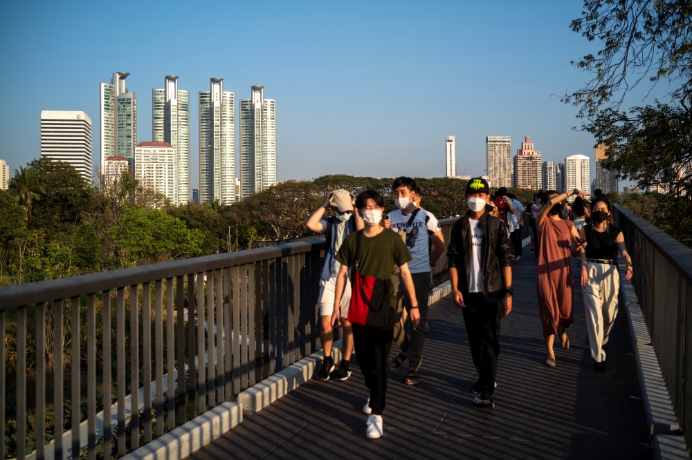People wearing face masks visit Benjakitti Park amid the coronavirus disease (COVID-19) outbreak in Bangkok, Thailand, January 15, 2022. REUTERS/Athit Perawongmetha

