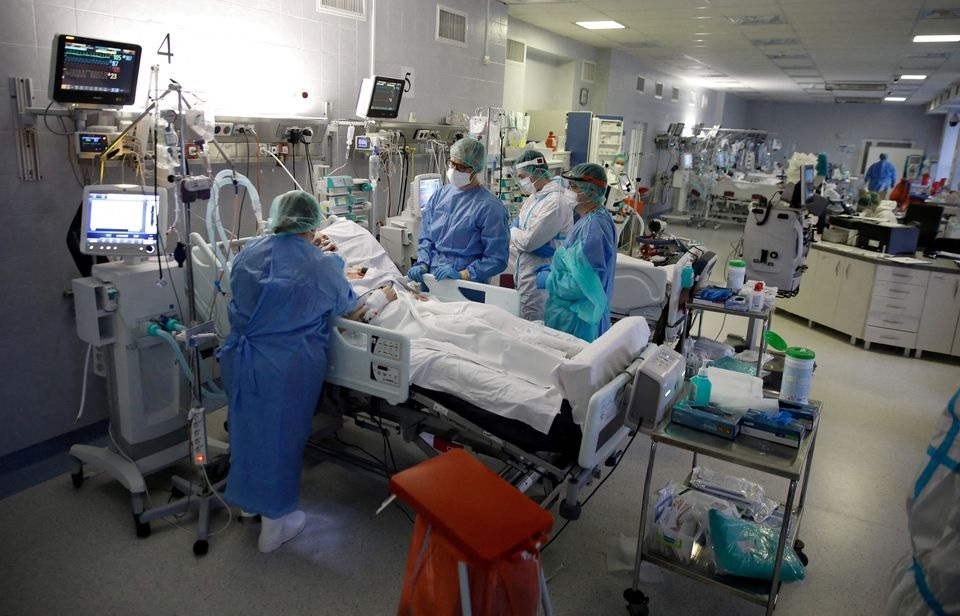 Medical staff members treat patients inside the coronavirus disease (COVID-19) ward at the Central Clinical Hospital of the Ministry of Interior and Administration in Warsaw, Poland, January 11, 2022. REUTERS/Kacper Pempel

