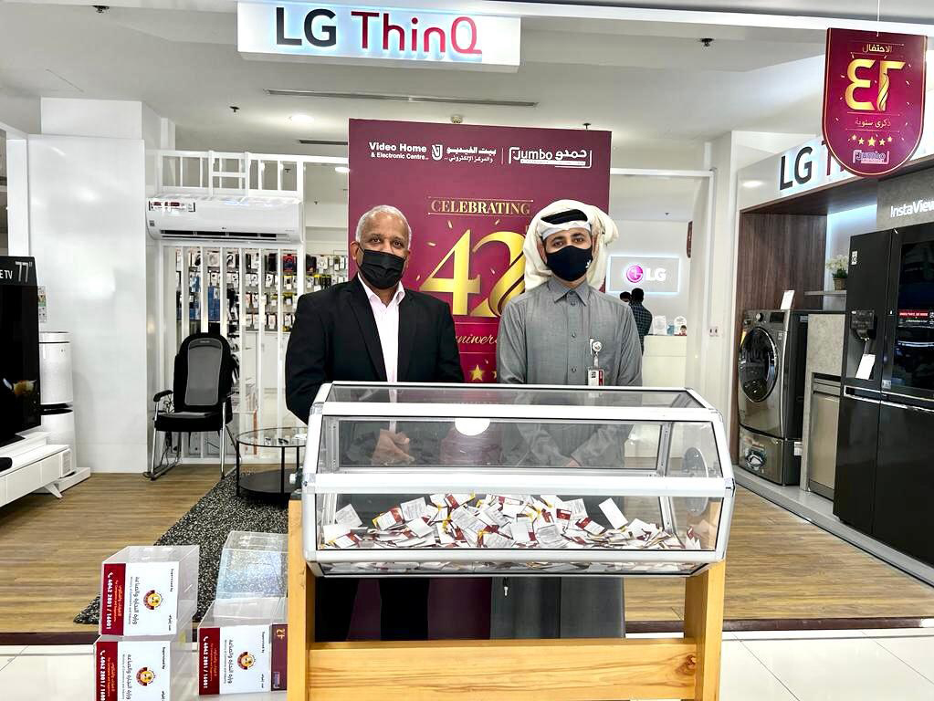 Ranjith Abraham (left), Head of Retail at Jumbo Electronics, along with a representative of the Ministry of Commerce and Industry during the raffle draw. 