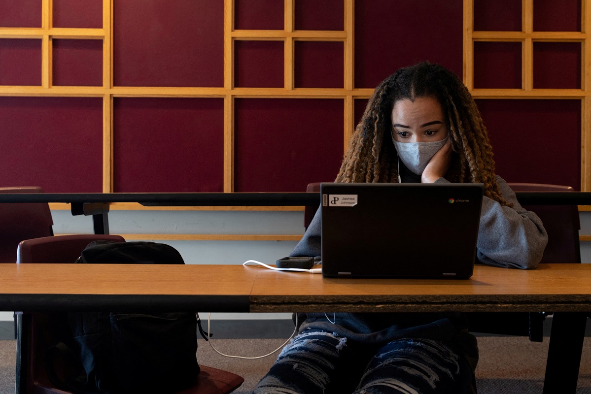 FILE PHOTO: A girl works during study hall Parkland High School in Allentown, Pennsylvania, U.S. April 13, 2021. Picture taken April 13, 2021. REUTERS/Hannah Beier/File Photo

