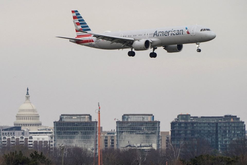 An American Airlines aircraft flies past the U.S. Capitol before landing at Reagan National Airport in Arlington, Virginia, U.S., January 24, 2022. REUTERS/Joshua Roberts

