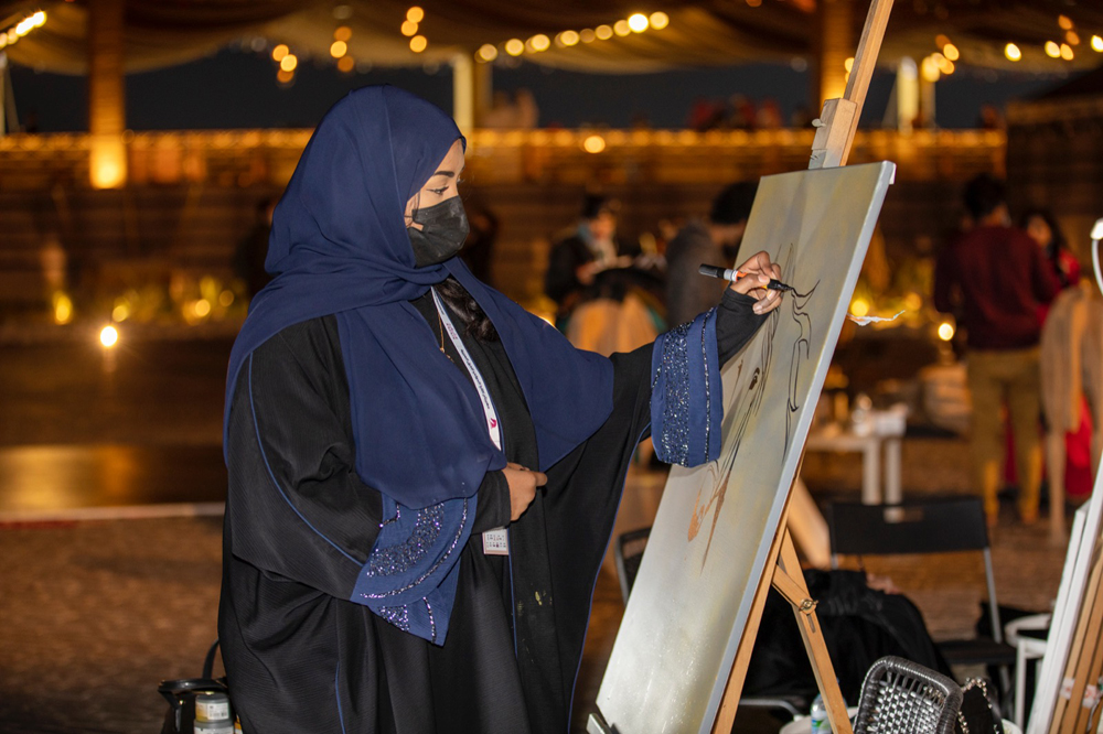 An artist painting at the exhibition ‘Art and Arabian Horses’.