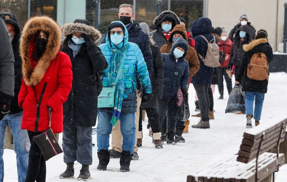 People queue to collect coronavirus disease (COVID-19) antigen test kits at the Rideau Centre mall in Ottawa, Ontario, Canada January 7, 2022. REUTERS/Patrick Doyle


