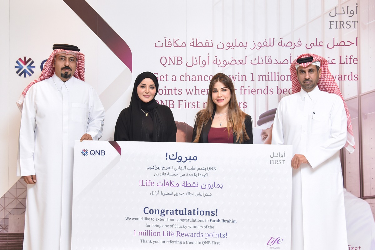 Winner of the 1 Million Life Rewards points members referral campaign with representatives of Ministry of Commerce and Industry and QNB.