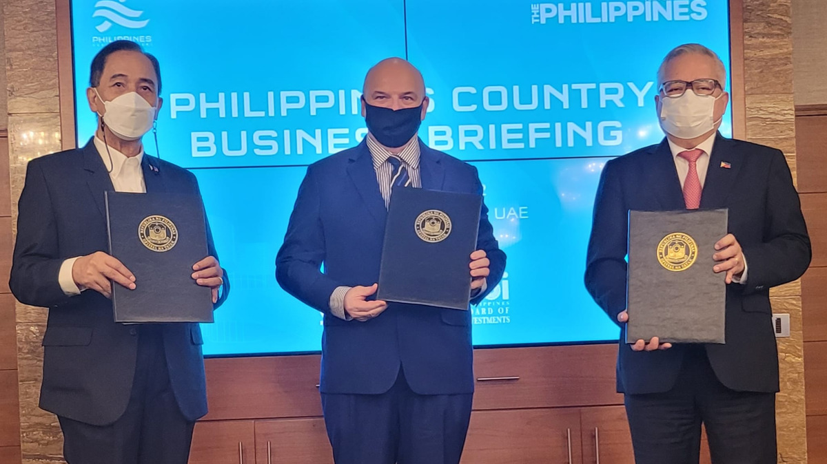 DA Secretary William Dar (left), with Baladna independent board member Aidan Tynan, and DTI Secretary Ramon Lopez during the agreement signing recently. 