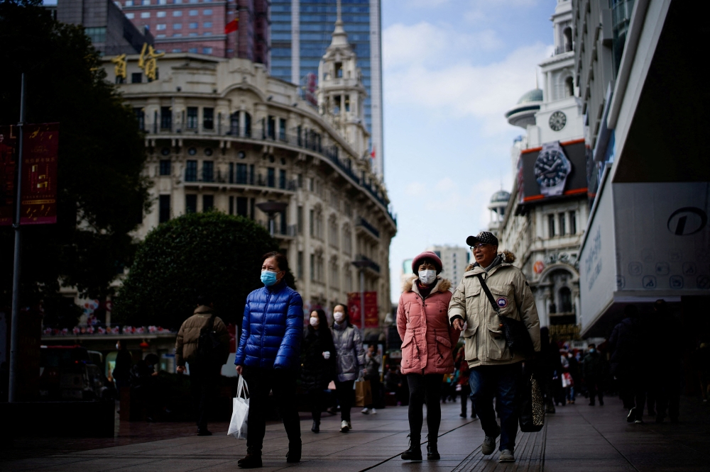 People wearing protective masks visit a main shopping area in Shanghai, China January 21, 2022. REUTERS/Aly Song/File Photo